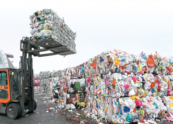 전세계적으로 일회용 플라스틱에 대한 규제는 점차 늘어나고 있는 추세다. 경기도 용인시 재활용센터. 사진:연합뉴스