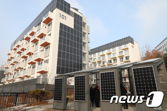 서울 의 한 아파트 외벽에 붙어 있는 태양광 패널. (뉴스1)