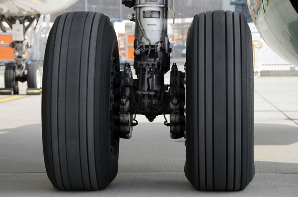타이어 바퀴로 된 보통 비행기 랜딩기어.