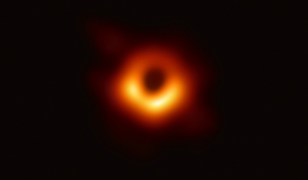 EHT 연구진이 공개한 블랙홀의 이미지 (사진 EHT 제공)