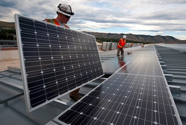 인부들이 태양광 발전소에 필요한 패널 손질 작업을 하고 있다. (사진=픽사베이)