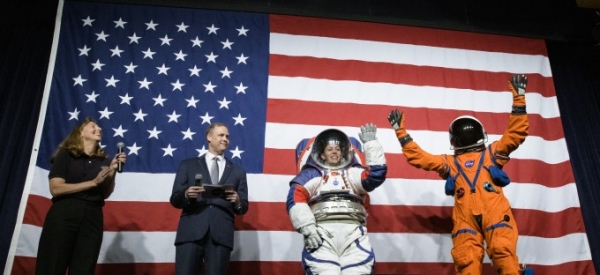 NASA가 내놓은 새 우주복 2종. 왼쪽은 우주복 엔지니어 에이미 로스. 왼쪽 두 번째가 짐 브라이든스틴 NASA 국장. xEMU를 입은 NASA 존슨스페이스센터의 우주복 엔지니어 크리스틴 데이비스(세 번째). OCSS를 착용한 또다른 엔지니어 더스틴 고멧. NASA 제공.