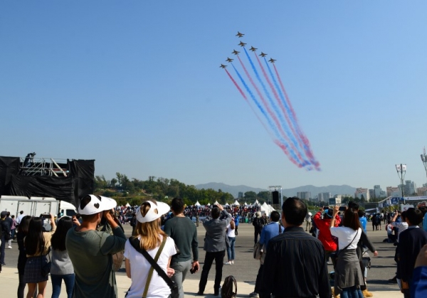 ROK Air Force Aerobatic Team Black Eagles in Seoul ADEX 2019.. (출처: U.S. Pacific Air Forces, 한국군사문제연구원)