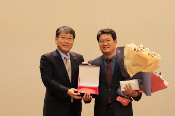 한국기계연구원 박천홍 원장(왼쪽)과 이창우 책임연구원(오른쪽)이 기념사진을 찍고있다. (사진=기계연)