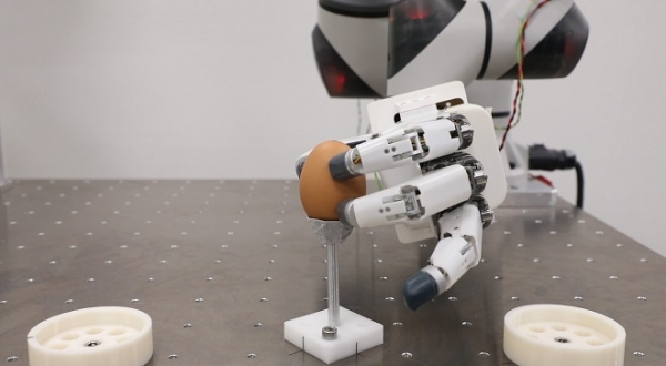 계란을 들어 옮기는 로봇 손. (기계연구원 제공)