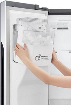 LG전자의 독자 기술인 '도어(Door)제빙'을 구현한 양문형 냉장고. 유럽 가전업체와 특허 싸움에서 이겼다. (사진=LG전자)