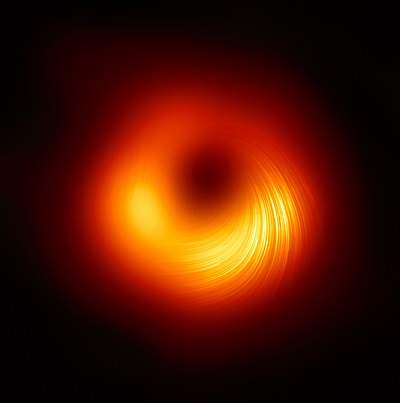 EHT 국제 공동 연구팀이 공개한 M87 은하 중심에 있는 초대질량블랙홀의 편광 영상. 나선형의 밝은 선들은 M87 블랙홀 주변의 자기장과 연관되어 있는 편광의 방향을 보여준다.