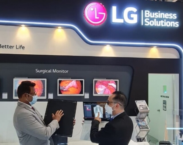 LG전자 직원이 두바이에서 열린 중동 의료기기 전시회 아랍 헬스(Arab Health 2021)에서 디지털 엑스레이 검출기를 소개하고 있다. (사진=LG전자)