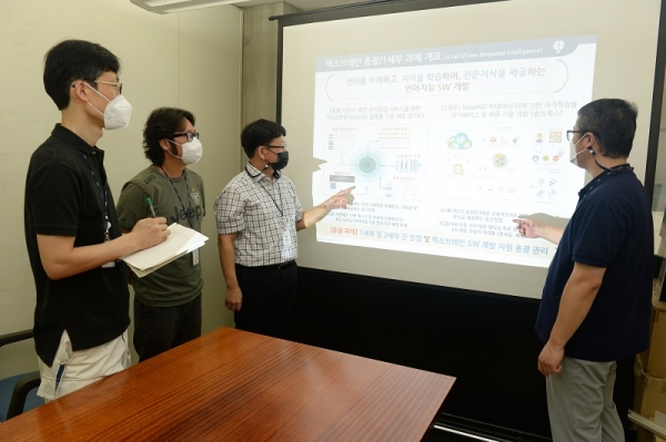 한국전자통신연구원(ETRI) 연구원들이 문서 이해하는 AI 기술을 시연하고 있다. (사진=ETRI)