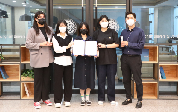 손소독 핸드크림 조성물을 특허 출원한 화장품화공계열 학생들과 교수진 (사진=영남이공대학교)