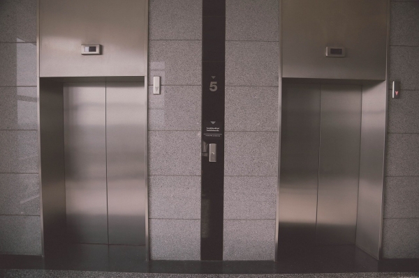 코로나19 영향으로 3밀’(밀폐, 밀접, 밀집)의 대표적 장소인 엘리베이터 관련 특허출원이 크게 늘고있다.(사진=픽사베이)