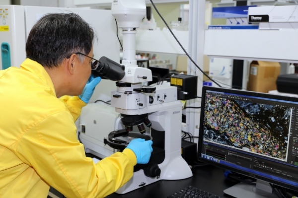 원자력연 처분성능실증연구부연구팀이 현미경을 통해 지화학 반응을 관찰하고 있다. (한국원자력연구원)