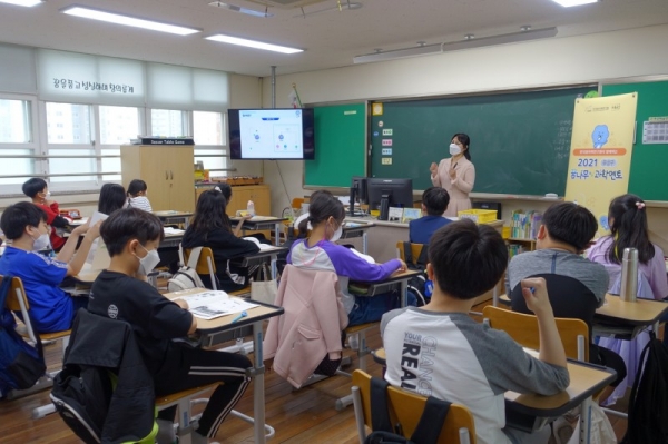 한국원자력연구원 연구자가 대전동화초등학교 학생들에게 원자력 기초과학을 강연하고 있다. (한국원자력연구원 제공)