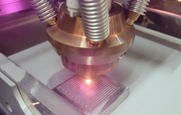 한국원자력연구원이 자체 개발한 3D 프린터로 수소연료전지용 금속 분리판을 제조하고 있다. (사진=한국원자력연구원)