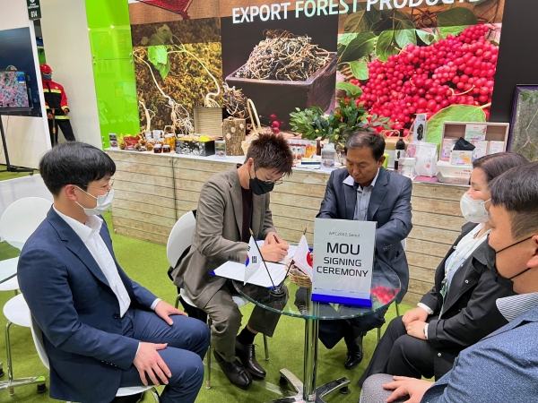 세계산림총회에 방문한 각국의 참석자들은 한국의 임산물에 대해 적극적인 관심을 드러냈다.(산림청 제공)