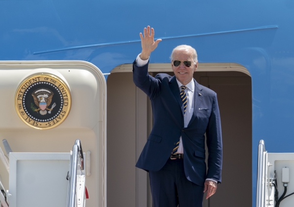 조 바이든 미국 대통령이 19일(현지시간) 메릴랜드주 앤드루스 공군기지에서 한일 순방을 위해 전용기인 에어포스원에 오르며 손을 흔들고 있다.  사진=연합뉴스