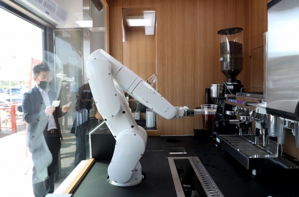 화성(목포)휴게소 커피로봇.(한국도로공사 제공)