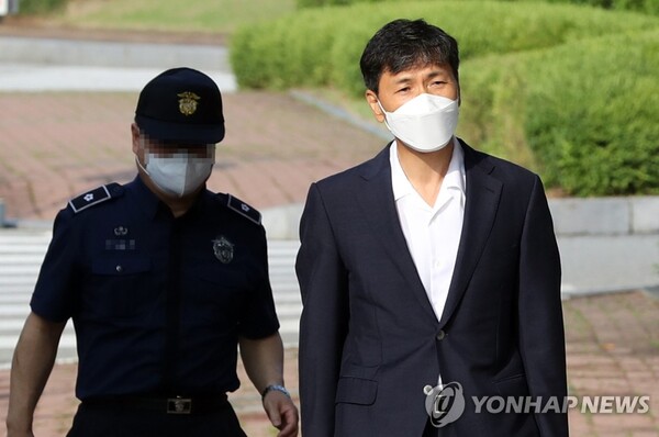 수행비서 김지은 씨를 성폭행한 혐의로 3년6개월의 실형을 선고 받았던 안희정 전 충남지사가 4일 오전 만기 출소해 경기 여주교도소를 나서고 있다. (연합뉴스)