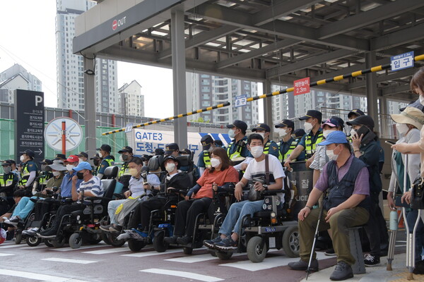 4일 오후 4시 경 경기 장차연이 경기도청 앞에서 출입구 점거 시위를 벌이고 있다. (서다은 기자)