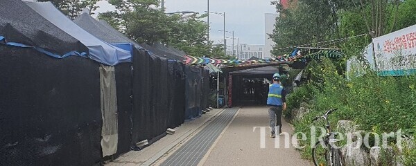 경기 평택시 고덕동 여염근리공원 인근에 형성돼 있는 노점상 (이주철 기자)