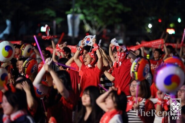 시민들이 대한민국 국가 대표 선수들과 대한민국 축구를 거리에서 응원하고 있다. (대한축구협회 제공)