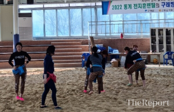 여자씨름의 발상지인 구례군청 소속 선수들이 동계훈련을 실시하고 있다. (구례군 제공)