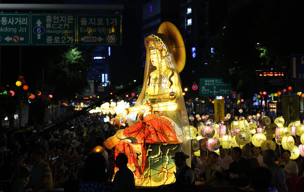 부처님오신날(5월27일)을 1주일 앞둔 20일 서울 종로에 연등행렬이 이어지고 있다. (연합뉴스)
