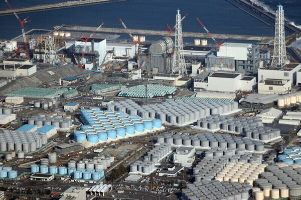 일본 후쿠시마 제1원자력발전소의 방사성 물질 오염수 저장탱크들. 일본은 이렇게 저장 중인 2011년 원전 사고 오염수 132만t을 이번 봄부터 30년에 걸쳐 바다로 방류한다는 계획이다. (연합뉴스)