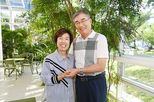 2023 상반기 최고의 미담 투표에서 2위를 차지한 이양호 선생님과 제자 김도영 씨가 환한 웃음을 짓고 있다.(수원특례시 제공)