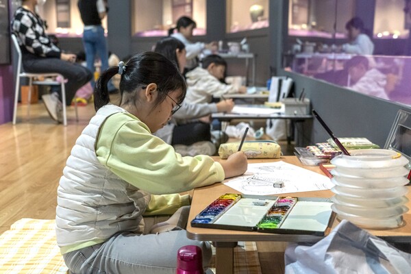 제9회 아름다운 우리도자 글그림 대회에 참가한 학생들의 작품 활동 모습 (한국도자재단 제공)