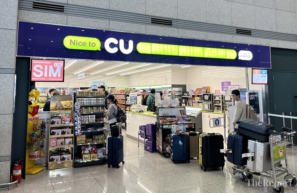 엔데믹 이후 여행 수요가 늘어나면서 인천국제공항 내 CU 편의점 매출이 3년 연속 3자리수 매출 신장률 보이고 있다. (CU 제공)