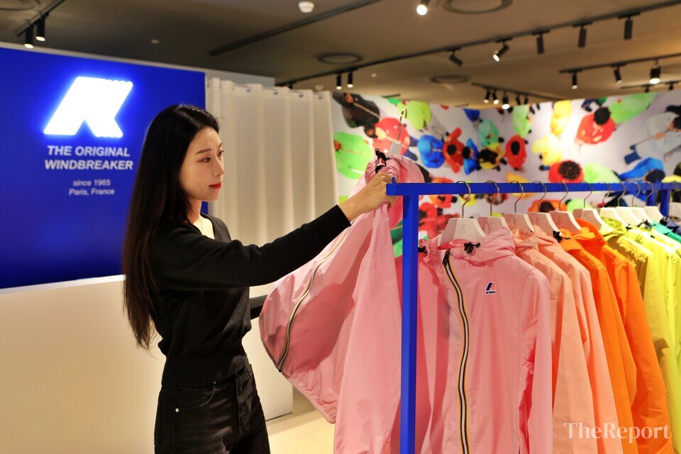 롯데백화점, ‘까웨X메종키츠네’ 첫 번째 글로벌 컬래버레이션 컬렉션 국내 최초로 선보인다. (롯데백화점 제공)