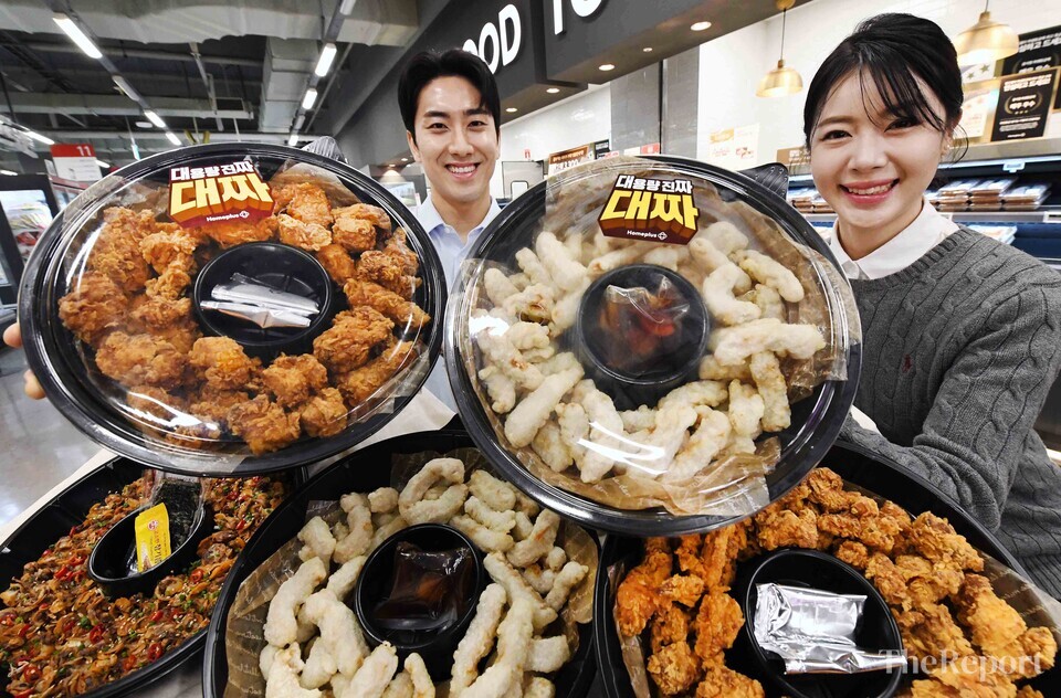 서울 등촌동 ‘홈플러스 메가푸드마켓’ 강서점에서 델리 신제품 ‘대짜’ 3종을 선보이고 있다. (홈플러스 제공)