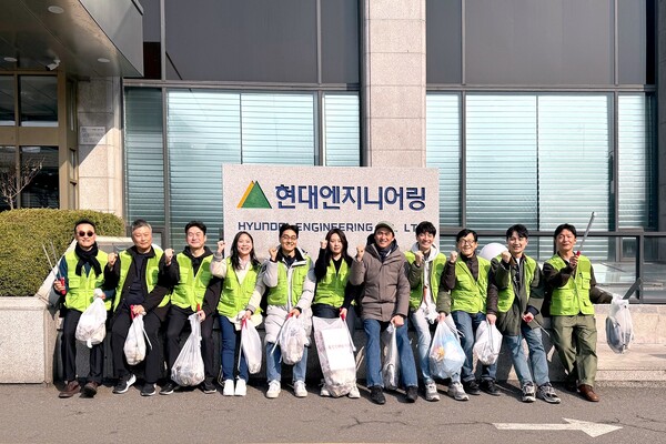 환경 정화 봉사활동에 참여한 현대엔지니어링 임직원들과 배우 김석훈이 기념 사진을 촬영하고 있다.(현대엔지니어링 제공)