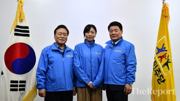 왼쪽부터 대중민주당 최인백 사무총장, 손수경 후보, 임동주 후보 (대중민주당)