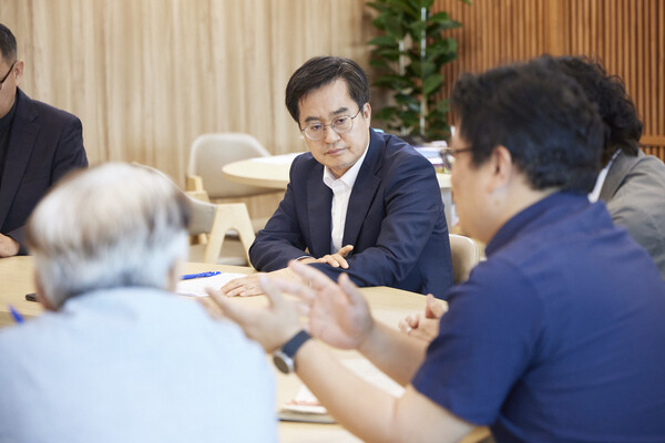 김동연 경기도지사가 1일 도청 도지사 집무실에서 이주노동자 관련 전문가 5명을 초청, '이주노동자 지원정책 마련을 위한 긴급 대책회의'를 했다. (경기도 제공)