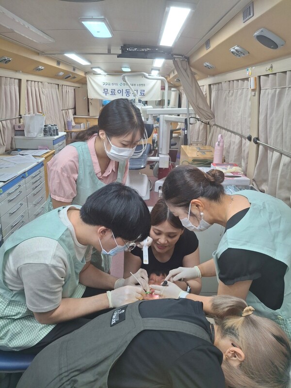10일 경기 광주시에 있는 특수학교 '한사랑학교'를 찾은 경기도의료원 수원병원 무료이동진료팀이 이 학교 초등학교 4학년 장애 아동들에게 치과 진료를 하고 있다. (경기도의료원 수원뱡원 제공)