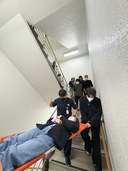 14일 경기도의료원 수원병원이 병원 지하 1층 직원식당에서 발생한 가상 화재 상황을 설정해 대규모 원내 대피훈련을 실시했다. (경기도의료원 수원병원 제공)