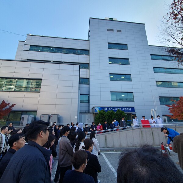 14일 경기도의료원 수원병원이 병원 전 직원을 대상으로 병원 내 대규모 대피훈련을 진행했다. (경기도의료원 수원병원 제공) 